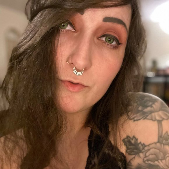 Meet your Posher, Kate - Picture 2 of 2